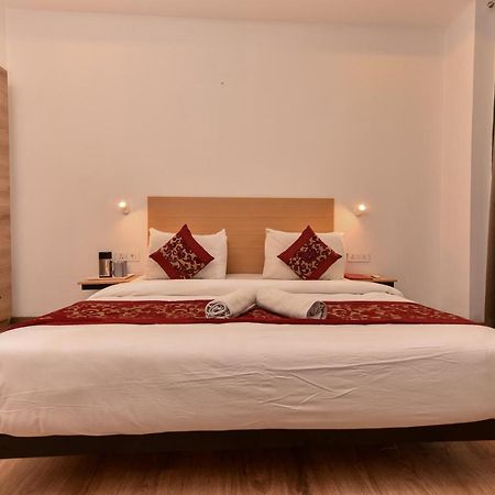 Hotel Red Saffron Ню Делхи Екстериор снимка