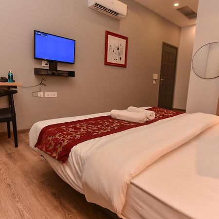 Hotel Red Saffron Ню Делхи Екстериор снимка