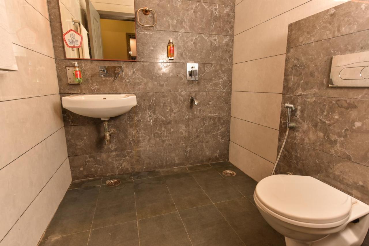 Hotel Red Saffron Ню Делхи Екстериор снимка