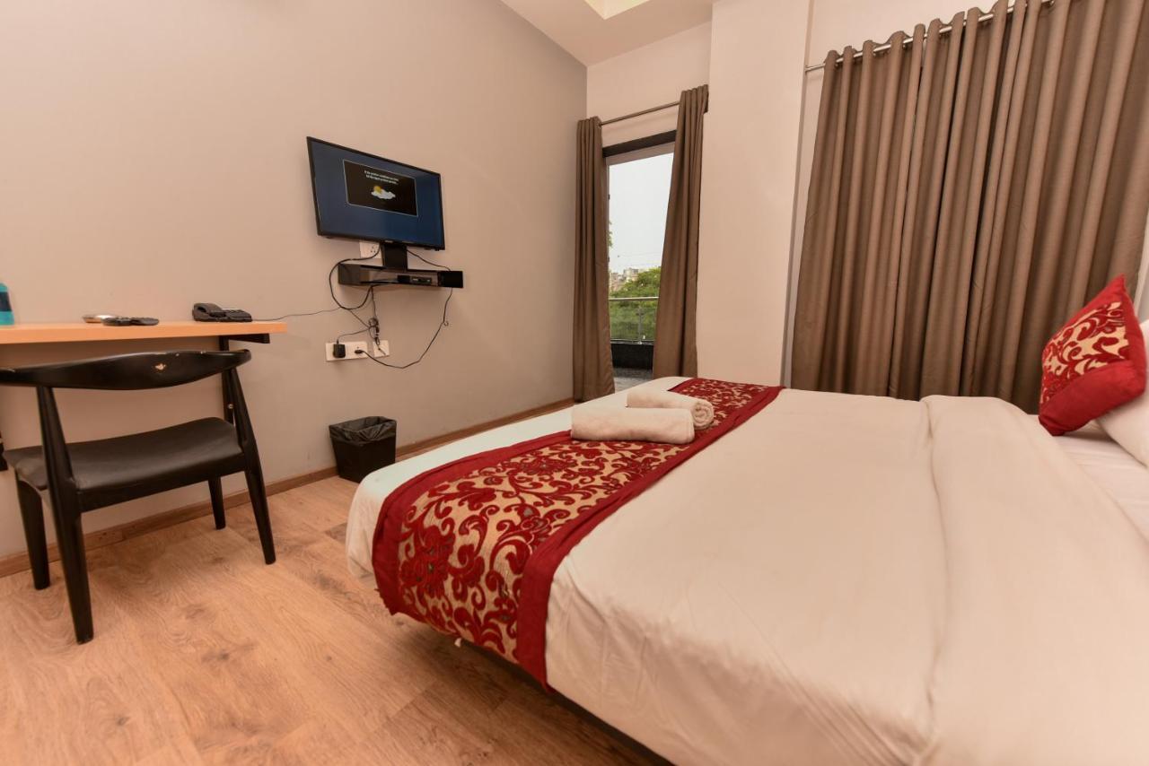 Hotel Red Saffron Ню Делхи Екстериор снимка
