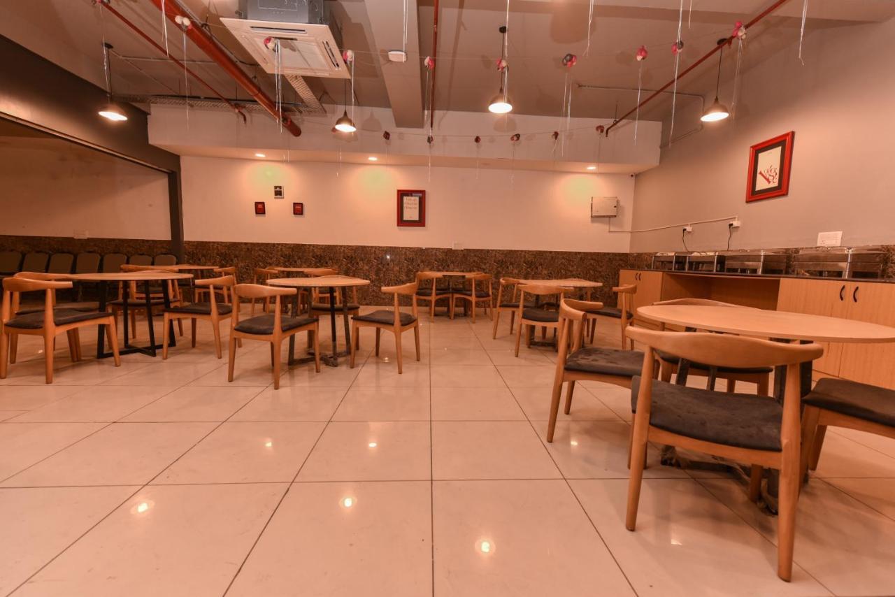 Hotel Red Saffron Ню Делхи Екстериор снимка