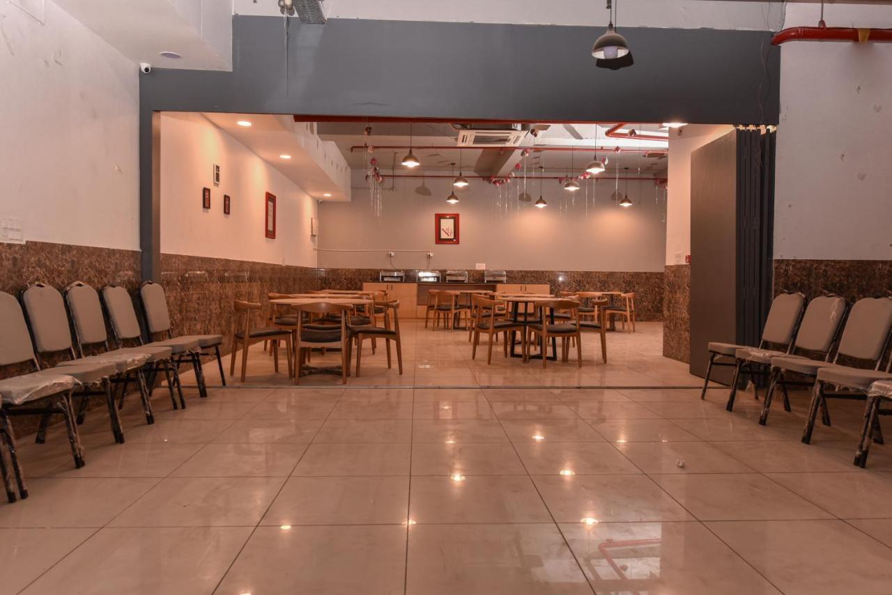 Hotel Red Saffron Ню Делхи Екстериор снимка