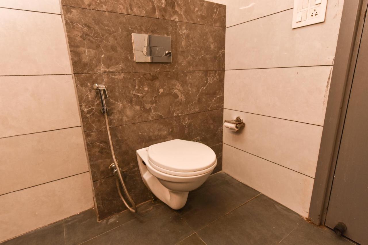 Hotel Red Saffron Ню Делхи Екстериор снимка