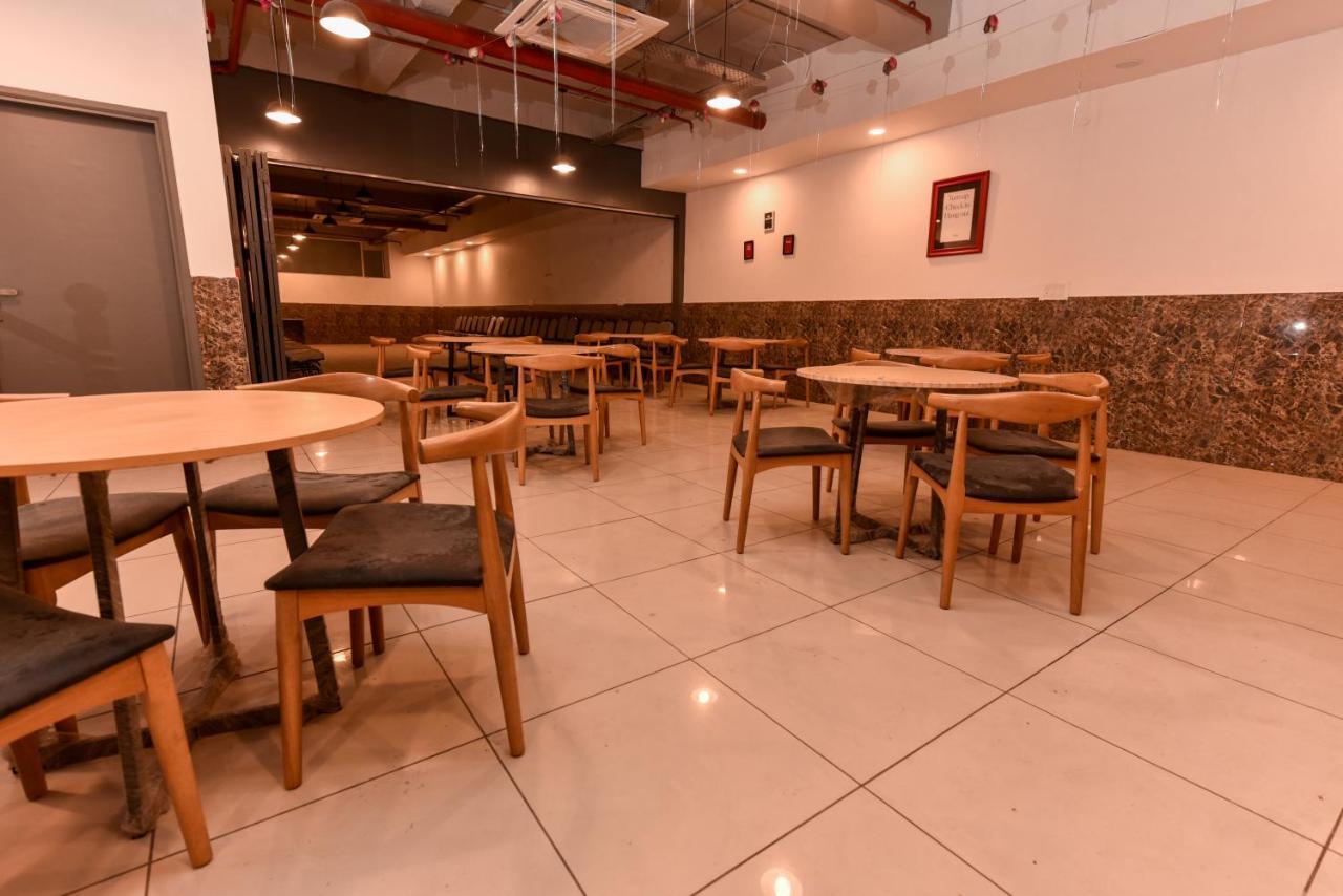 Hotel Red Saffron Ню Делхи Екстериор снимка