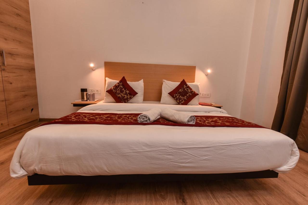 Hotel Red Saffron Ню Делхи Екстериор снимка