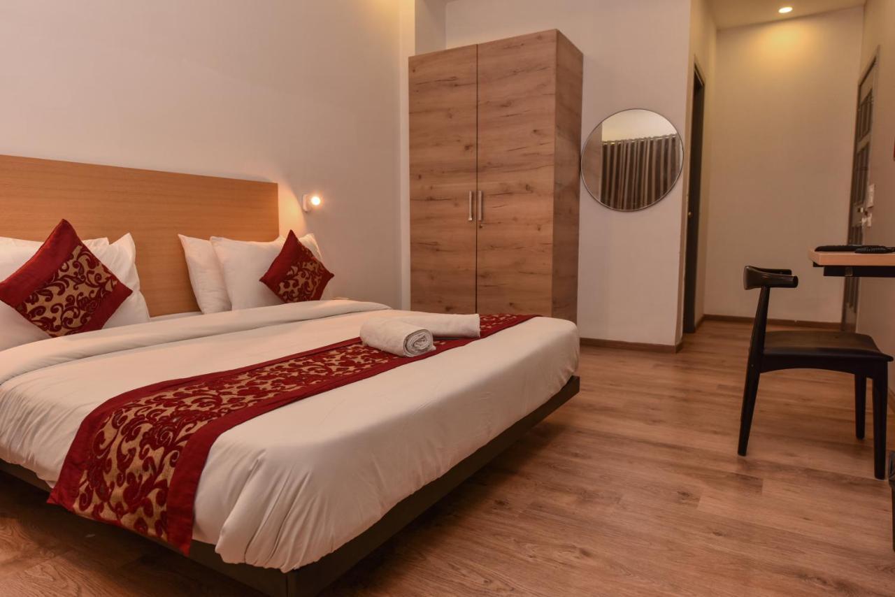 Hotel Red Saffron Ню Делхи Екстериор снимка