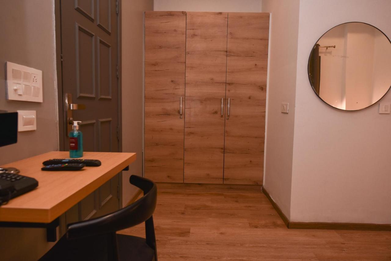 Hotel Red Saffron Ню Делхи Екстериор снимка